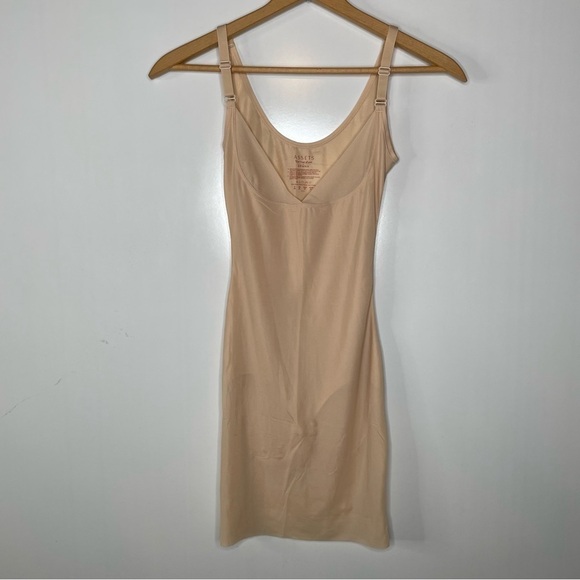 Assets Red Hot Label by Spanx Featherweight Firmers Open Bust Body Slip Small - Picture 1 of 5